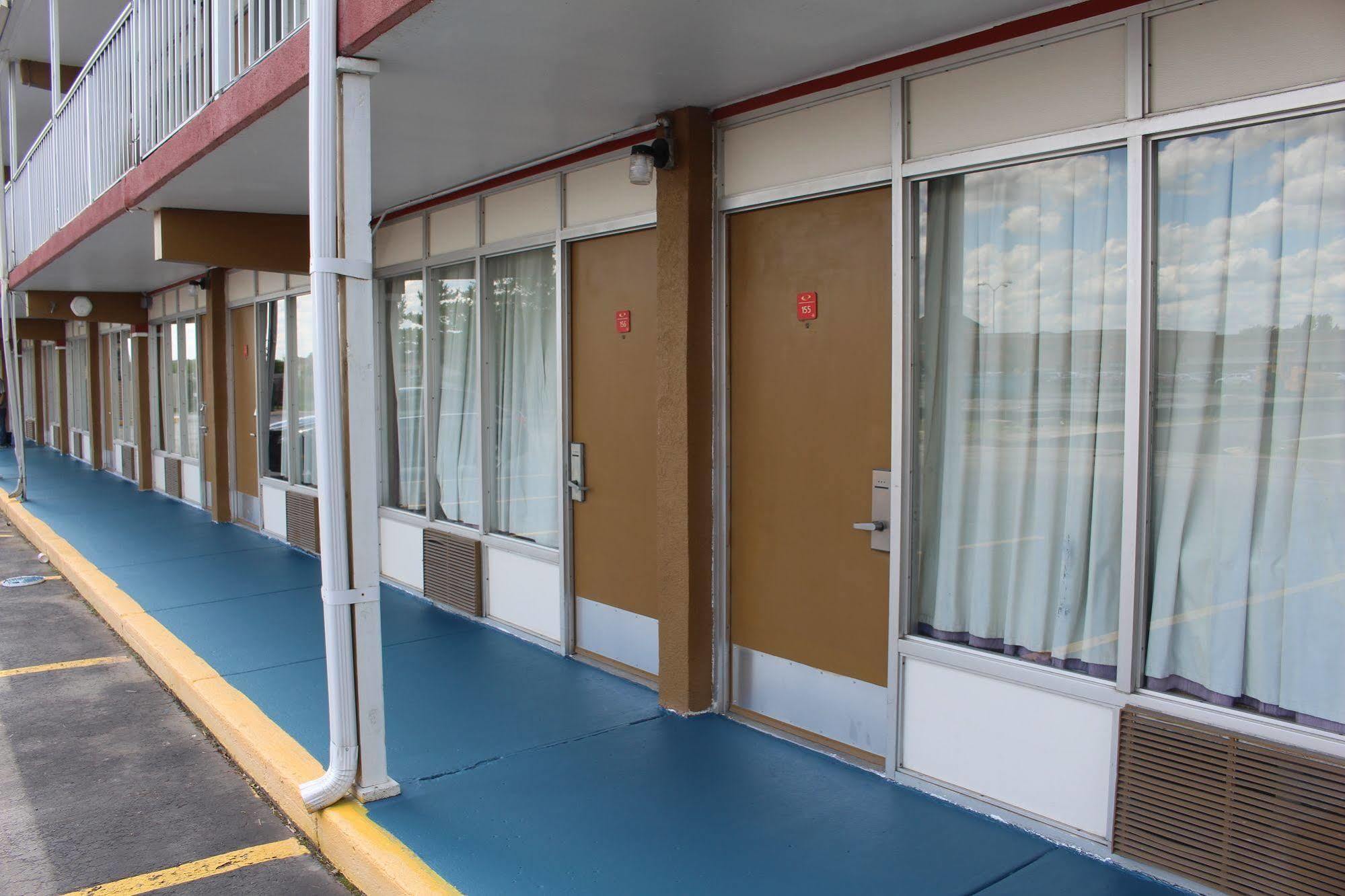 Super 8 By Wyndham Perrysburg-Toledo Hotel Exterior photo